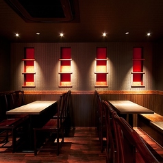 1階テーブル席。4名テーブルが9つあり、仲間との食事に最適！宴会向けの席もございます。空間設計は光の当たり方一つにまでこだわっているんです♪