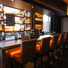 銀座で味わう特別なひと時を、ここで♪カウンター席を5つご用意！落ち着いた雰囲気の中、厳選されたドリンクをお楽しみいただけます。カウンター席は、友人との楽しい会話や、一人の時間を満喫するのに最適な場所です。