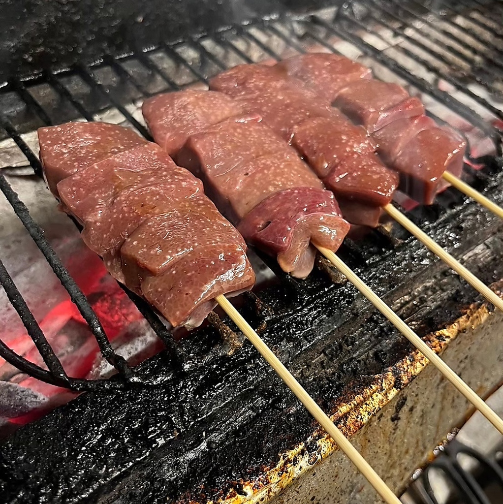 炭火で焼き上げた焼き鳥は、ジューシーさと香ばしさが絶妙！飲み会に最適なコースもご用意しています