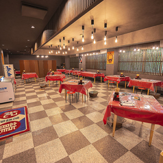 広々とした当店のテーブル席で素敵なお食事時間をお過ごしください！大切な人とテーブルを囲んで楽しむお食事は心に残る時間になることでしょう。もちろん1人で利用も家族で利用も可能です！