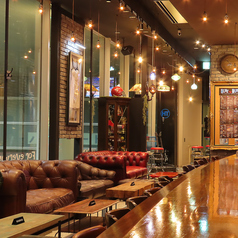 一部連結が可能のため、10～12名様もご利用いただけます。ふかふかのソファーで、夜景やスポーツ観戦、美味しいドリンクの数々を心ゆくまでご堪能ください♪