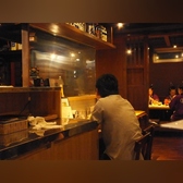 目の前で調理しているところが見れるカウンター席！