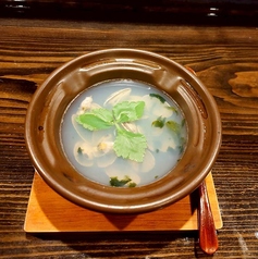 飲み干すアサリの酒蒸し