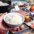 おいしい焼肉に欠かせない、こだわりの「白ご飯」。一枚一枚丁寧に味付けしたお肉と一緒にご堪能あれ！