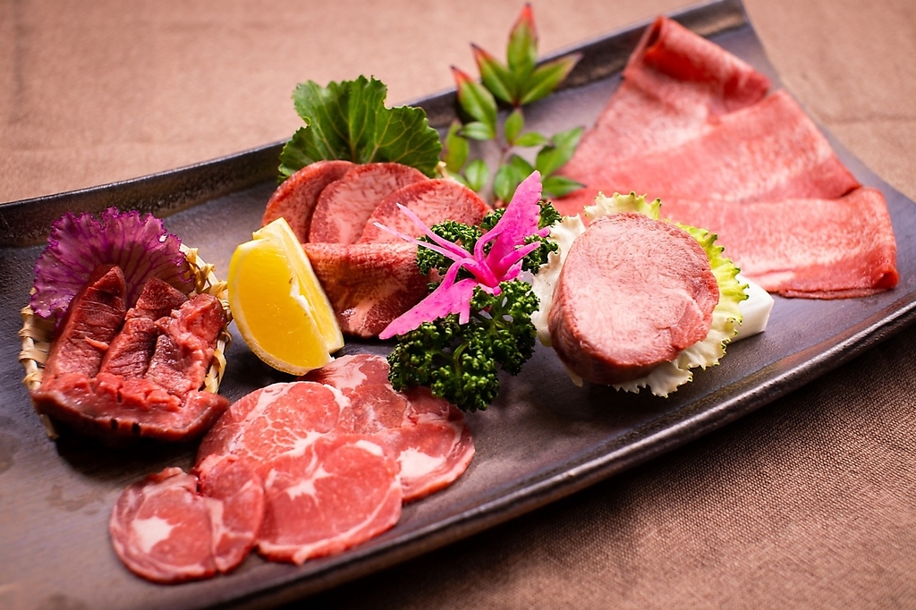 食べ比べにもピッタリ！「タン5種盛り合わせ」です。タンの奥深さを味わえる一皿。