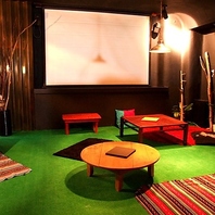 足を伸ばして寛げる！緑豊かな芝生が広がる小上がり席♪