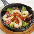 料理メニュー写真&nbsp;エビとタコのアヒージョ