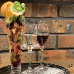 バーカウンターで料理と楽しむ豊富なワインとカクテル。