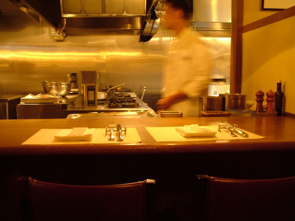 オープンキッチンではシェフたちが忙しく動き回る。鮮やかな手さばきに見とれてしまうほど。