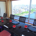 【駒形：こまがた】3～6名様用個室。室料6,600円。スカイツリーと隅田川を横目に臨む個室。