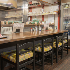 お一人様やカップルにおすすめのカウンター席は4席ございます♪目の前で調理する様子を見ながら、出来立ての料理を楽しめる特等席です◎サク飲みにもどうぞ！