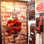 こちらがお店の入り口です。渋谷の隠れ家的カジュアルダイニングバー「UNISPO BEE」です☆