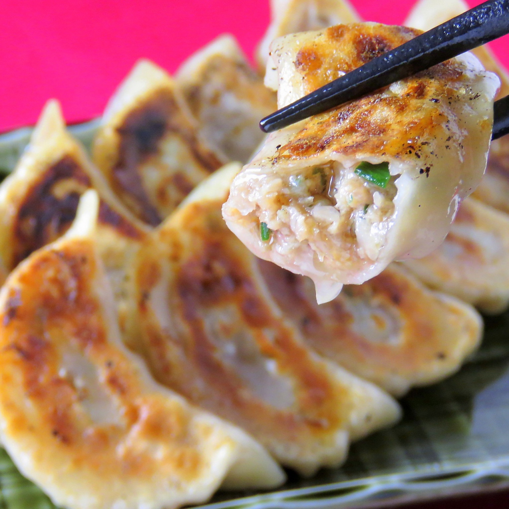 新感覚のあごダシ餃子をぜひ！あごダシで味付けしているのでタレはつけなくても美味しく頂けます♪