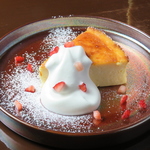 自慢のチーズケーキは、カフェタイムをより豊かに。甘さと口どけのバランスが絶妙な美味しさです。