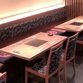 落ち着いてお食事いただけるテーブル席は、デートや女子会にも◎
