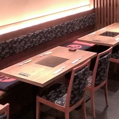 落ち着いてお食事いただけるテーブル席は、デートや女子会にも◎