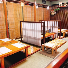 【1F席】少人数でのご来店の方は入り口すぐの掘りごたつへどうぞ！ゆったりおくつろぎ頂けます♪仕切りを取れば大人数での宴会にもご利用いただけます♪