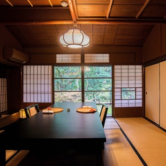 2名様～最大6名様までご利用いただける寒雲(かんうん)の間。京都の裏千家、今日庵にある茶室「寒雲亭(かんうんてい)」の建立当時の写しのお部屋となっており、味わい深い茶室の趣きを感じていただけます。畳上テーブル・イス席となっており、どの年代の方にも使い勝手良くご利用いただけます。会食や接待にぜひどうぞ。