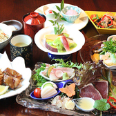 当店では、土日祝限定のランチメニューもご用意しております。自慢の鰹のたたきや活〆にした天然鮮魚のお造り等、お昼でも本格的な会席コースをお召し上がり頂けます。
