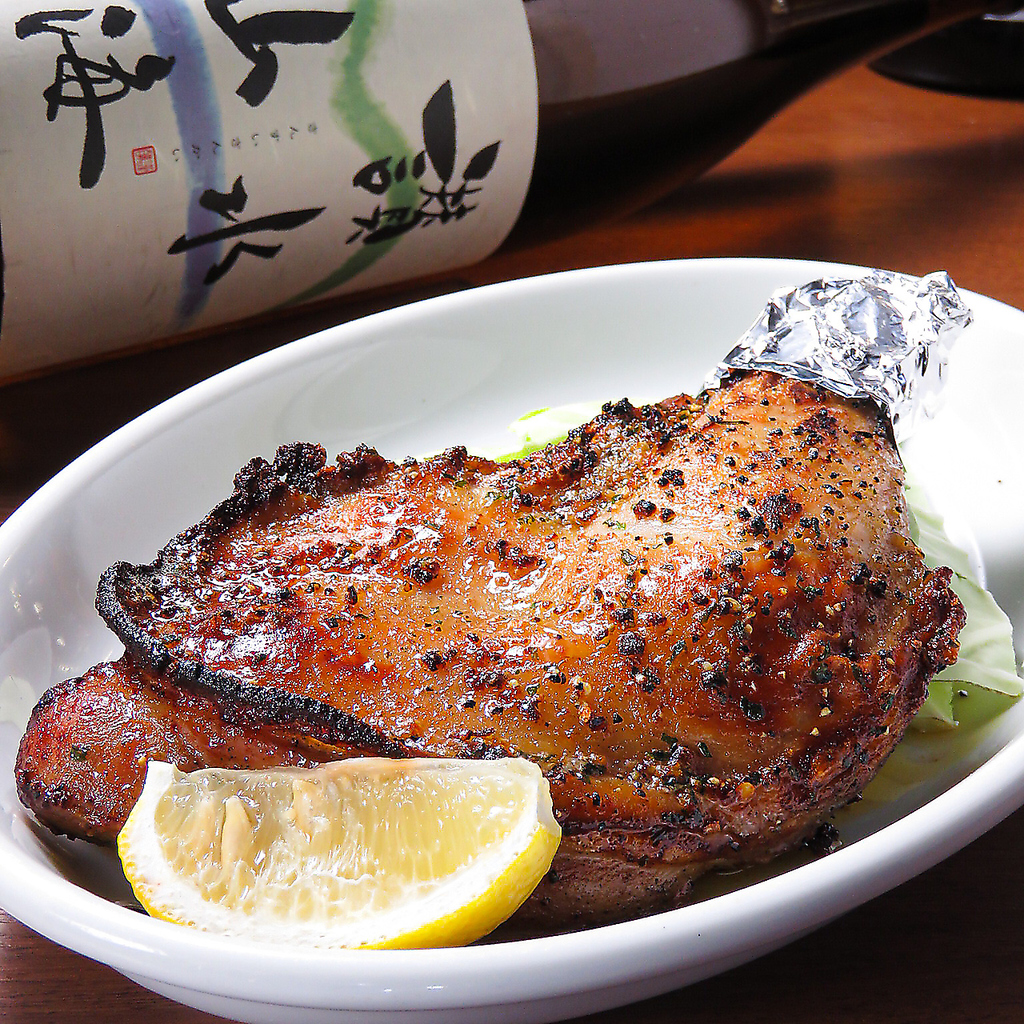 讃岐名物の骨付き鳥もございます！外はカリッと、中はジュ～シ～で美味！ビールとの相性も抜群です◎