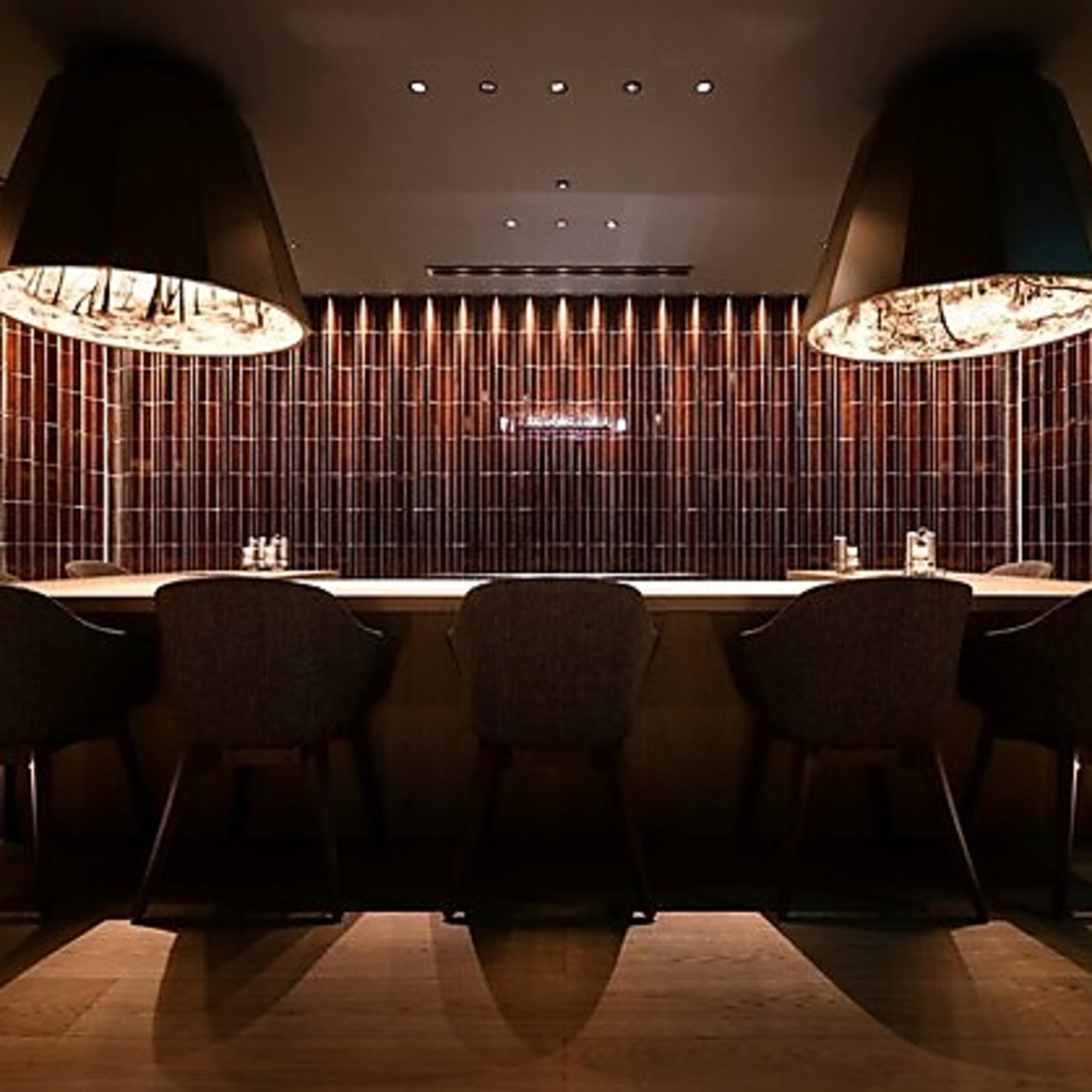 スタイリッシュモダンな空間で最上の料理とお酒を存分にご堪能ください。