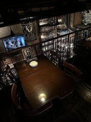 吹き抜けの2階テーブル席はボトルタワーを上から眺めながら食事が楽しめます。