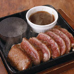 思わず笑みがこぼれる！肉厚赤身肉の牛ステーキ