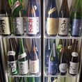 串兵衛の料理にぴったりの全国各地の厳選地酒は常時30種類以上。日本酒は専用の冷蔵庫で管理体制も万全です。