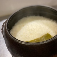 土鍋で炊き上げるツヤのある濁りのない味わい。