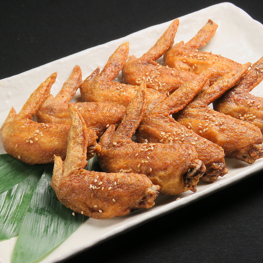 名物の手羽先唐揚げをどうぞ！秘伝だれの旨味がやみつきになります！！