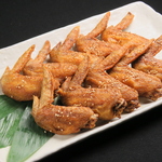 名物の手羽先唐揚げをどうぞ！秘伝だれの旨味がやみつきになります！！