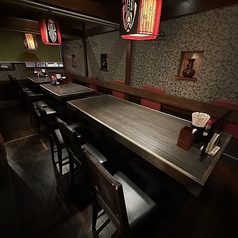 2階　テーブル個室　16名席　補助椅子をつければ18名程利用可能。扉を閉めれば完全個室になり、プライベートな空間で会食や宴会ができます。6名テーブル、4名テーブル、6名テーブルの3テーブルございます。