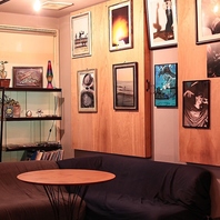 「音楽と世界の味を楽しむ、大人の隠れ家カフェバー」