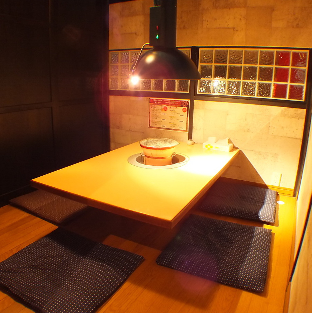 デートなどにぴったりな落ち着いた雰囲気の堀炬燵席。お一人様も大歓迎です。