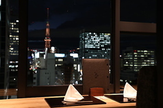 窓際の2名掛けペアシートはきなガラス張りの窓には特に名古屋の夜景（テレビ塔）が見えます。デートや記念日のお祝いもいたしますのでお気軽にお問い合わせくださいませ。