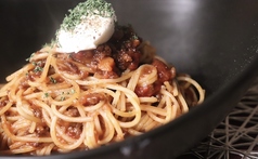 じっくり煮込んだミートソースのパスタ