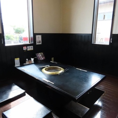 足をゆったり伸ばしてくつろげる掘りごたつ席は、4名掛けを4卓ご用意。ご家族でのお食事はもちろん、友人同士の飲み会や女子会にも人気のお席です。仕切りのある席もあり、落ち着いて会話を楽しめるのも魅力。居心地の良い空間で、美味しいお肉と一緒に心ゆくまで団らんのひとときをお過ごしください。