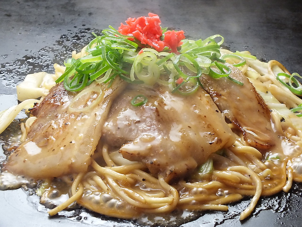 〆は、博多の塩とんこつ焼ラーメン。こちらは、リピート続出なんです。