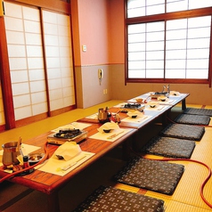 【2F席】ゆったりとした広い空間になっております。また仕切りをすると人数に合わせた個室をご用意できます大切な方との記念日や誕生日、接待などでもご予約承っております。