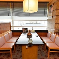 景色が良く開放的な窓際のテーブル席