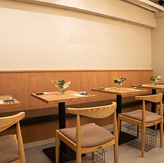 木の温もりを感じる2名テーブルが整然と並び、ナチュラルな空気感が心地よい席です。軽い食事やカジュアルなデートに向いています。