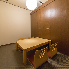 【和の趣も楽しむ特別な空間】2名から利用できる個室は、周囲を気にせずゆったりと過ごせます。※最大6名様までご利用可能