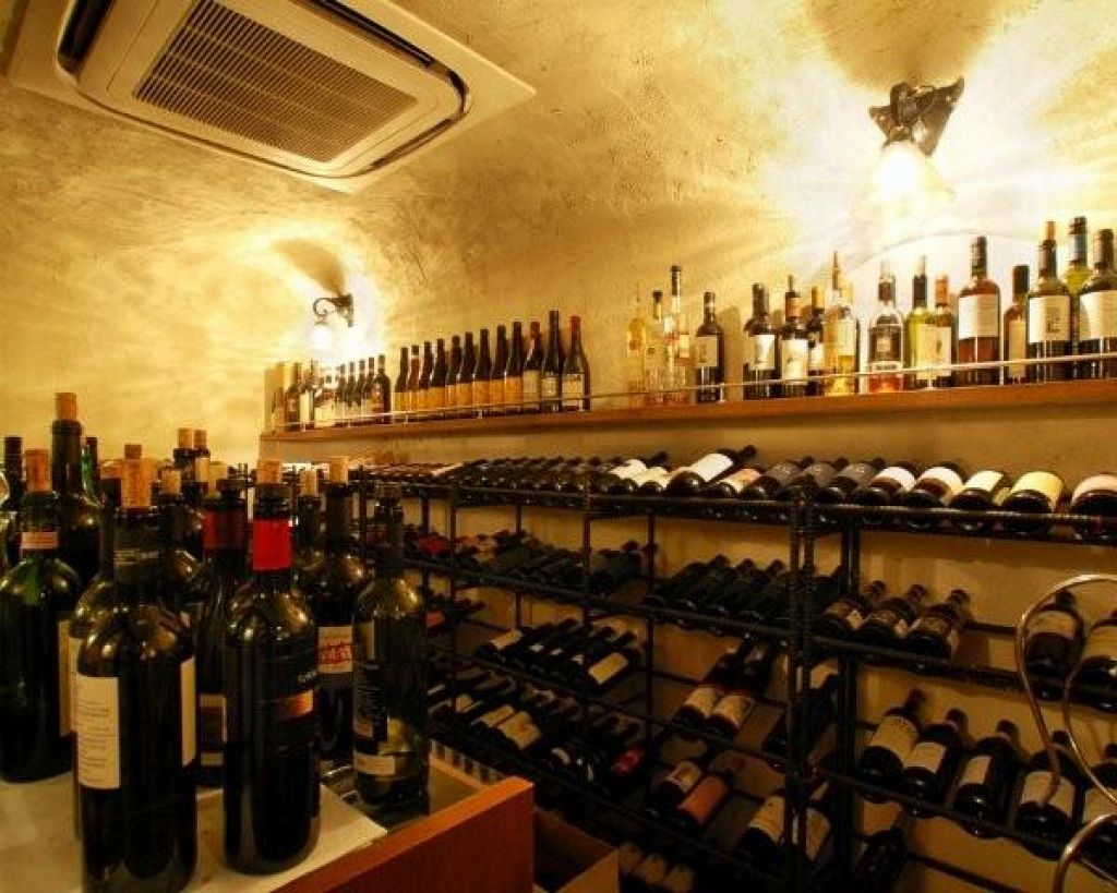 ワインはなんと800本。グラスは赤白ともに5種類700円～。スプマンテは1000円からお気軽に。