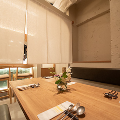 暖簾でゆるやかに仕切られた半個室は、柔らかな光が満ちる落ち着いた空間。外の気配は感じつつも視線は遮られるため、女子会や友人同士のご利用に最適です。