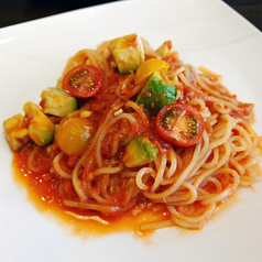 アボカドとトマトツナのもっちりパスタ
