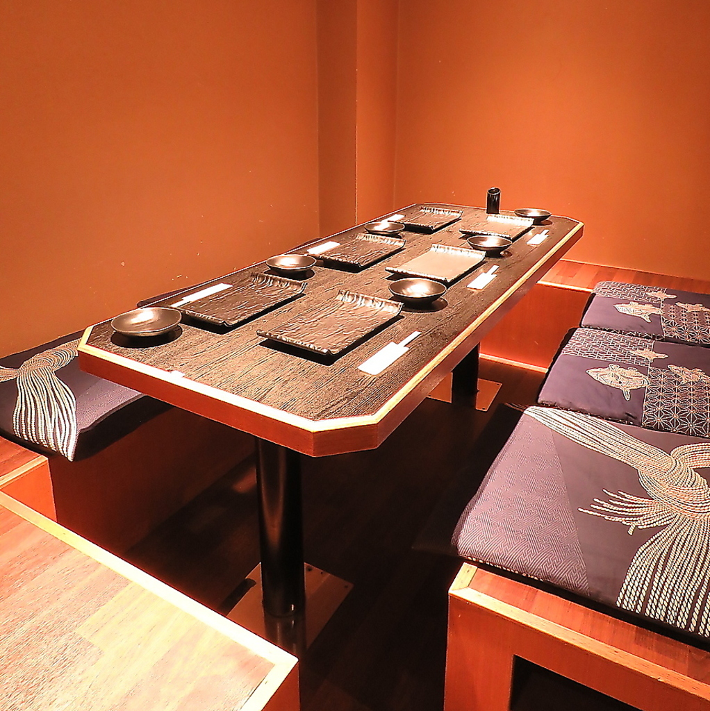 広々とご利用いただける半個室テーブル席。周囲の視線を気にすることなくお愉しみください。