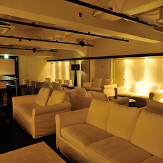 「French Chic」をコンセプトにモノトーンでまとめた空間では、シーシャ、オリジナルカクテル、スイーツなども楽しんで頂けます。