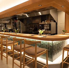 オープンキッチンを間近に感じられるカウンターは、ライブ感が魅力の特等席。調理の音や香りが心地よく届き、食事の臨場感を存分に楽しめます。スタッフとの距離も近く、おすすめを聞いたり会話を交えながら食事をしたい方に最適。ひとりでもカップルでも利用しやすい席です。