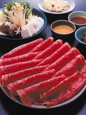 【牛】日本向けに飼育された肩ロース。癖がなく、柔らかくて食べやすく、しゃぶしゃぶにもすき焼きにもぴったりです。