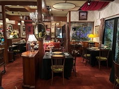 ホール席は煌びやかな世界観を体感できます。